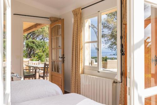 Ένα ή περισσότερα κρεβάτια σε δωμάτιο στο Soleil Marin - Villa with Sea View