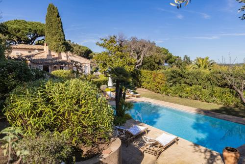 une image d'une piscine dans une cour dans l'établissement Soleil Marin - Villa with Sea View, à Saint-Tropez