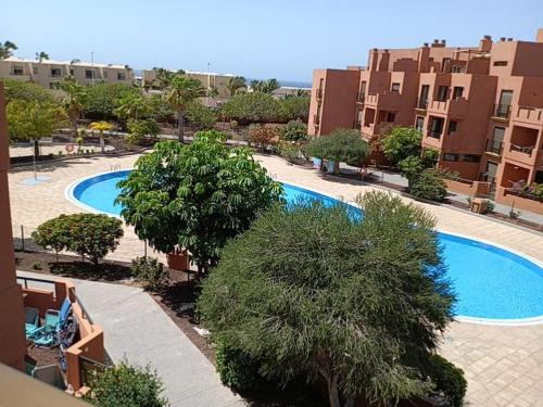 een uitzicht over een zwembad in een resort bij Apartamento con vistas in El Médano