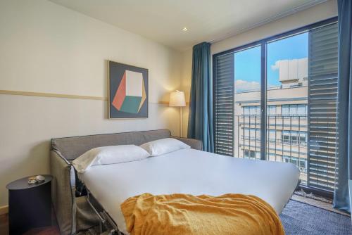 Posteľ alebo postele v izbe v ubytovaní Aspasios Diagonal Art Apartments