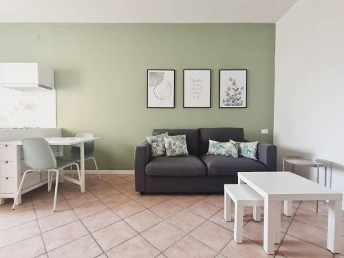 uma sala de estar com um sofá e uma mesa em Appartamento San Giorgio em Lovere