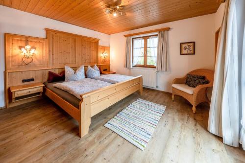 Ένα ή περισσότερα κρεβάτια σε δωμάτιο στο Haus Bayerland