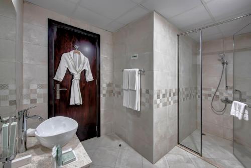 ドバイにあるRoyal Regency Suites Marinaのバスルーム(シャワー、洗面台、トイレ付)