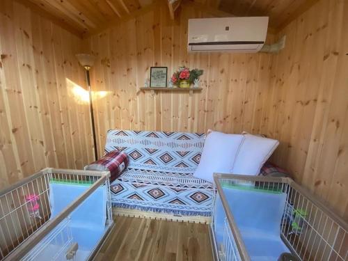una piccola camera con divano in una cabina di Guest House CHALET SIELU - Up to 4 of SIELU & 5-6 of SAN-CASHEW or with dogs- Vacation STAY 68051v a Otsu