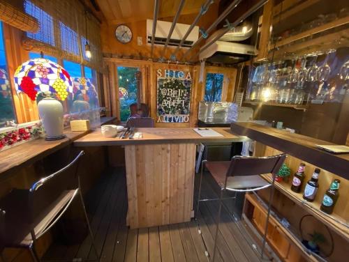 eine Bar in einem Restaurant mit einem Tisch und Stühlen in der Unterkunft Guest House CHALET SIELU - Up to 4 of SIELU & 5-6 of SAN-CASHEW or with dogs- Vacation STAY 68051v in Ōtsu