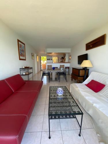 un salon avec un canapé et une table basse dans l'établissement appartement du soleil, à Patrimonio