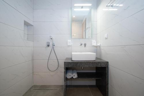 Ванна кімната в Anthi Beach Suite