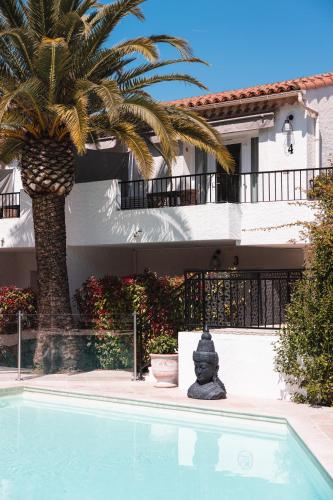 Bazén v ubytování Hôtel La Villa Cap d’Antibes nebo v jeho okolí