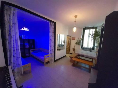 uma sala de estar com um quarto azul com um piano em Mediterranien Terrace em Calella