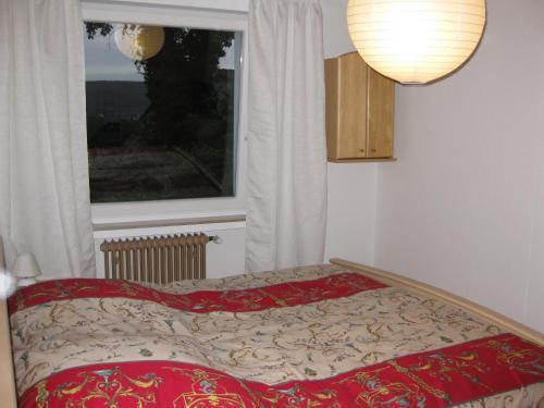 1 dormitorio con 1 cama frente a una ventana en Apartment Seeblick Wetter, en Wetter