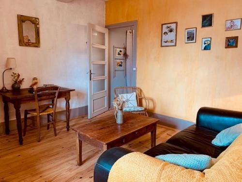 un salon avec un canapé et une table dans l'établissement La Guinguette de Cormatin, à Cormatin