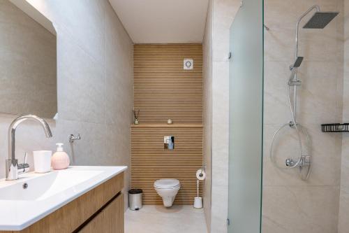 A bathroom at מאיה בגליל - אירוח דרוזי מושלם עם ממ"ד ובריכה מחוממת ומשותפת במתחם