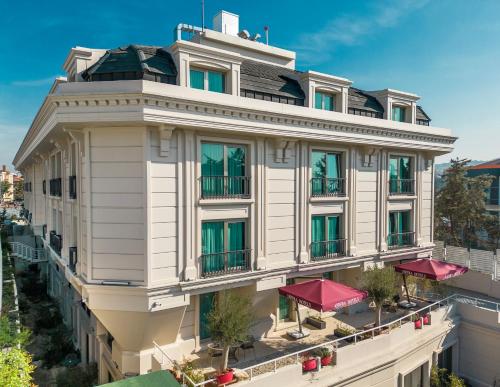 una vista aérea de un edificio con sombrillas rojas en Aspera Hotel Altunizade, en Estambul