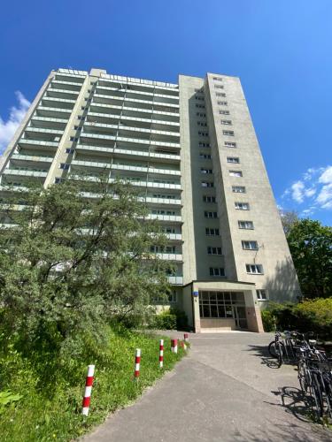 華沙的住宿－Brand New apartment in perfect location，一座高大的建筑,前面有自行车停放