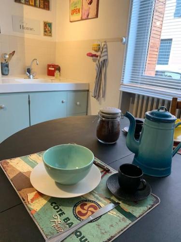 - une table avec un bol et une théière dans l'établissement La Guinguette de Cormatin, à Cormatin