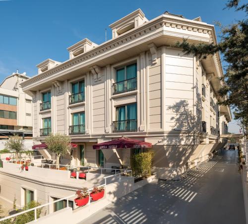 Un grand bâtiment blanc avec balcon est disponible. dans l'établissement Aspera Hotel Altunizade, à Istanbul