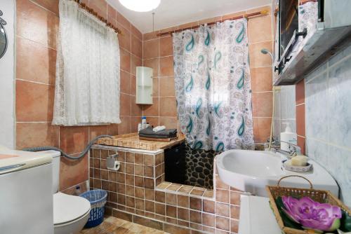 uma casa de banho com uma banheira, um WC e um lavatório. em Majada Blanca em Valles de Ortega