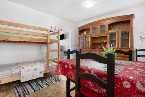 1 dormitorio con 2 literas y mesa en Majada Blanca, en Valles de Ortega