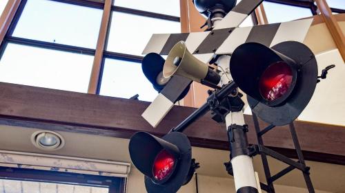 a traffic light on a pole in front of a building at Shokudo and Hotel Kisyapoppo in Nakatsu