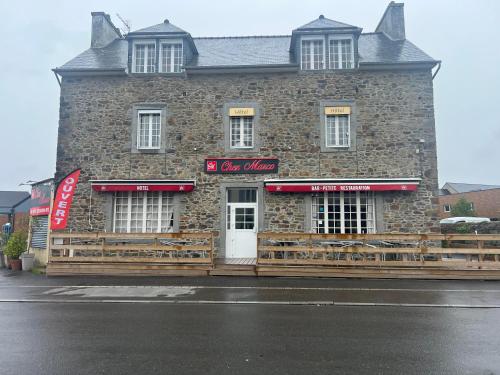 un edificio in pietra con un cartello sulla parte anteriore di Chez Marco a La Gouesnière