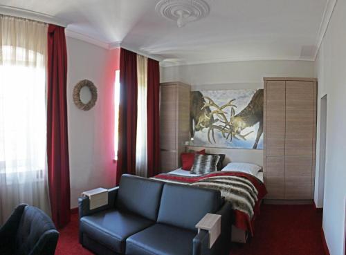 Habitación de hotel con cama y sofá en Hotel & Restaurant Eggers GmbH en Sprockhövel