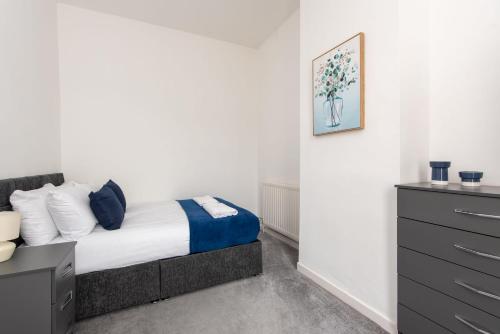 um quarto com uma cama e uma cómoda em Spacious 3-Bedroom Home, Newly Renovated, Sleeps 5 em Sunderland