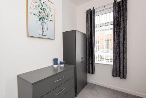 um quarto com uma cómoda e uma janela em Spacious 3-Bedroom Home, Newly Renovated, Sleeps 5 em Sunderland