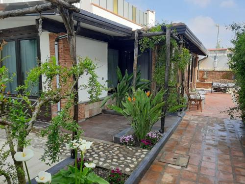 a garden with flowers and plants on a patio at Air Luxury in Terzigno