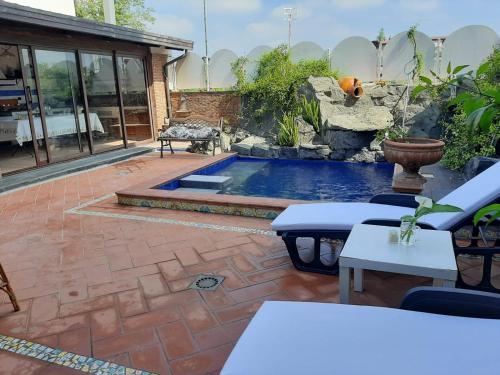 Terzigno的住宿－Air Luxury，庭院内的游泳池,带庭院