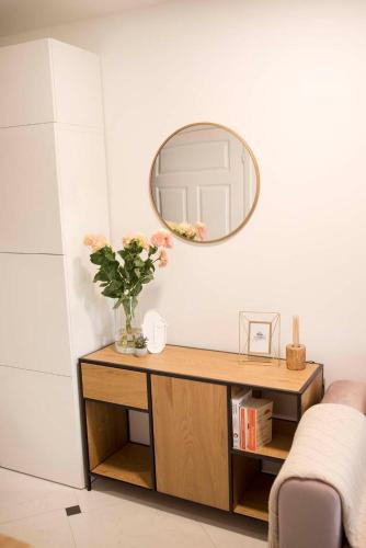 a dressing table with a mirror on a wall at MOVEEN! Wynajem apartamentów we Wrocławiu! 10 minut od centrum in Wrocław