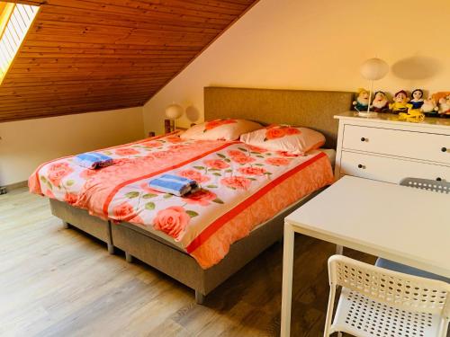 オーストカペッレにあるB&B Oostkapelle aan Zeeのベッドルーム1室(ベッド1台、ドレッサー付)
