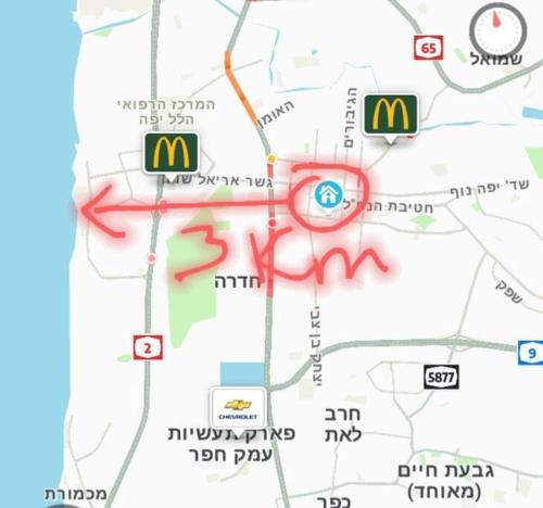 a map showing the location of a mcdonalds restaurant at Studio Hadera in H̱adera