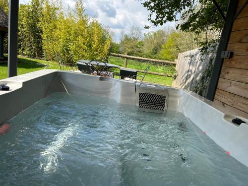 Bazén v ubytování Aux murmures de la nature B&B nebo v jeho okolí