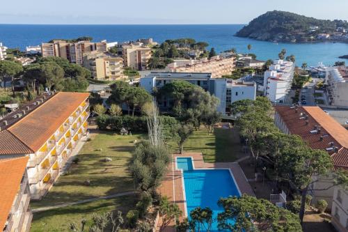 an aerial view of the city and the ocean at Apartamentos CASA MAREA La Fosca parking y piscina in Palamós