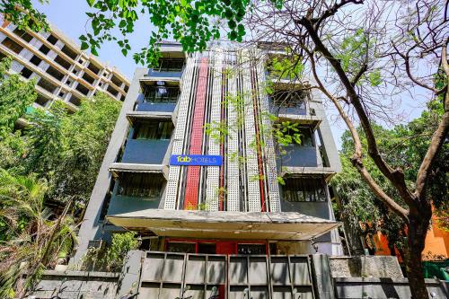 wysoki budynek z znakiem na boku w obiekcie Hotel Highway Residency - Andheri Chakala w Bombaju