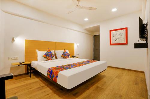 sypialnia z dużym łóżkiem w pokoju w obiekcie Hotel Highway Residency - Andheri Chakala w Bombaju