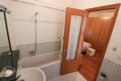 un bagno con vasca, WC e lavandino di Cefalù in Summer a Cefalù