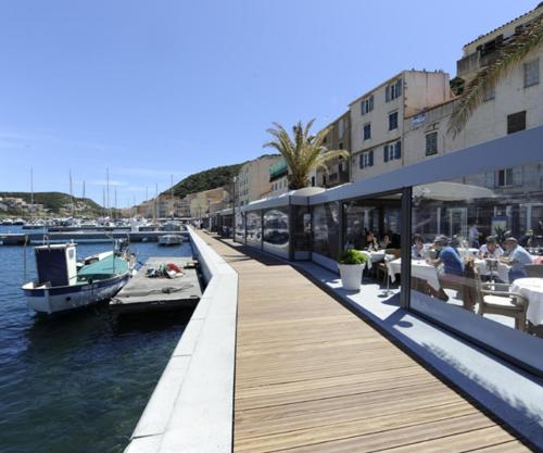 przystań z przystanią z łodziami w wodzie w obiekcie Magnifique T3 les hauts du port Bonifacio w mieście Bonifacio