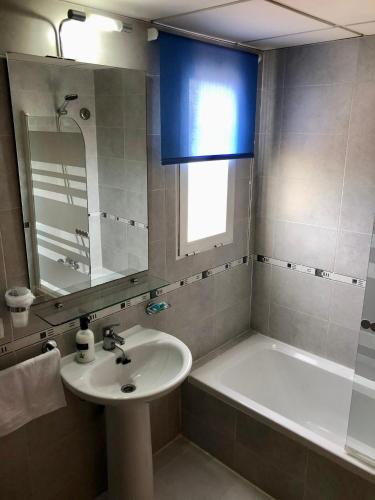 a bathroom with a sink and a bath tub at Schöne Wohnung mit Top Aussicht in Guardamar del Segura