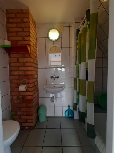 a bathroom with a sink and a toilet at Zielony Domek in Kołobrzeg