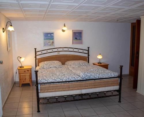 ein Schlafzimmer mit einem Bett und zwei Nachttischen mit Lampen in der Unterkunft Ferienwohnungen Weitmann in Ockfen