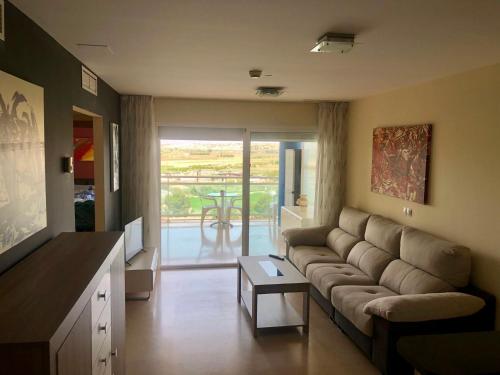 sala de estar con sofá y mesa en Schöne Wohnung mit Top Aussicht en Guardamar del Segura
