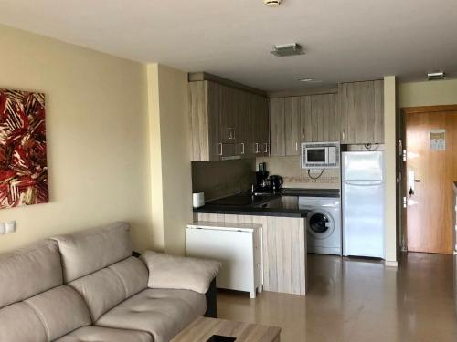 ein Wohnzimmer mit einem Sofa und einer Küche in der Unterkunft Schöne Wohnung mit Top Aussicht in Guardamar del Segura