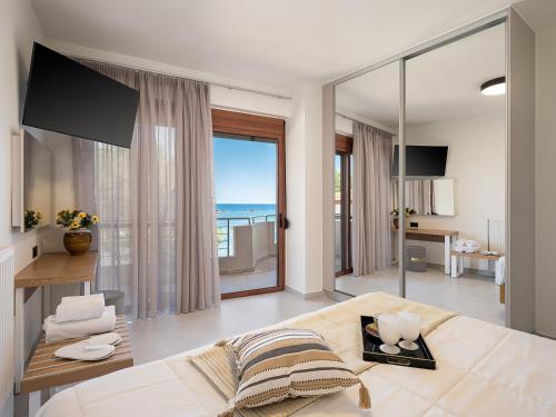 sypialnia z łóżkiem i widokiem na ocean w obiekcie Elia Seaside w Chanii