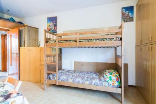 a bedroom with two bunk beds in a room at Casa al mare Santo Stefano al Mare in Santo Stefano al Mare