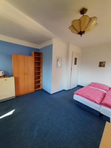 コウォブジェクにあるZielony Domekのベッドルーム1室(赤いベッド1台、クローゼット付)