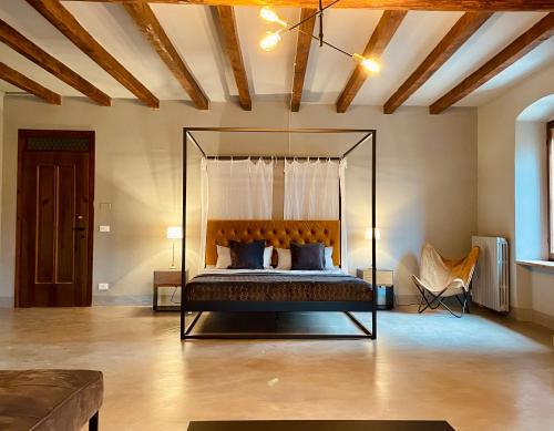 Guesthouse Corte Marzago - adults friendly في Salionze: غرفة نوم مع سرير مظلة في غرفة