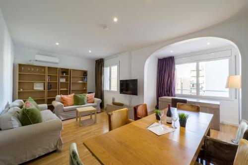 バルセロナにあるAinB Barcelona Sants Apartmentsのリビングルーム(テーブル、ソファ付)