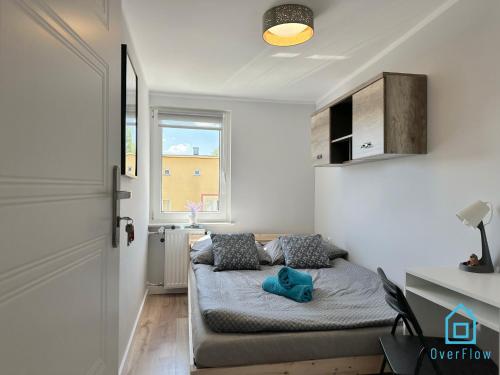 um pequeno quarto com uma cama num quarto em Picasso Room em Gdansk