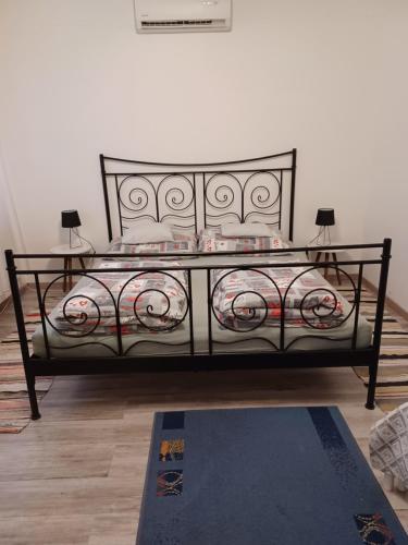 Postel nebo postele na pokoji v ubytování Levendula Apartman Nyíregyháza